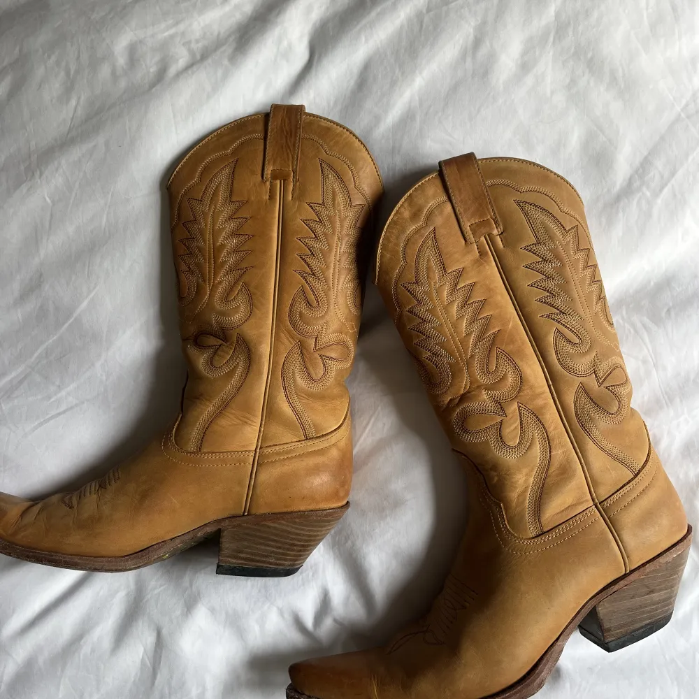 Cowboy boots i bra skick! . Skor.