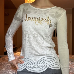 Tröja från desigual - En fin tröja från Desigual som inte kommer till användning och är i storlek S. Tröjan har inga defekter. Köparen står för frakten💕