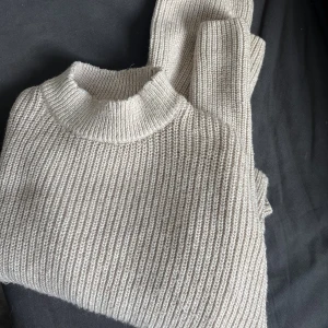 Stickad tröja  - Säljer denna stickade tröjan, köpte den på sellpy men innan dess köpt på H&M. 💕💕