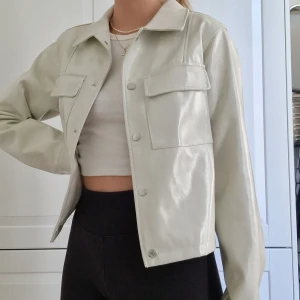 NLY Trend jacka - Vit "skinn"jacka från Nelly. Sparsamt använd