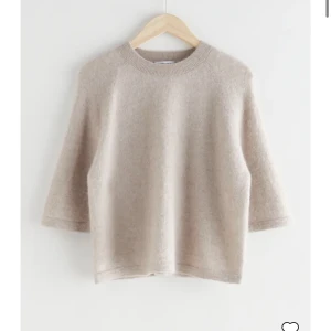 Tröja - Stickad t shirt från Other and stories, den är köpt för 690kr men har krympt lite i tvätten, se bild 2 o 3❤️