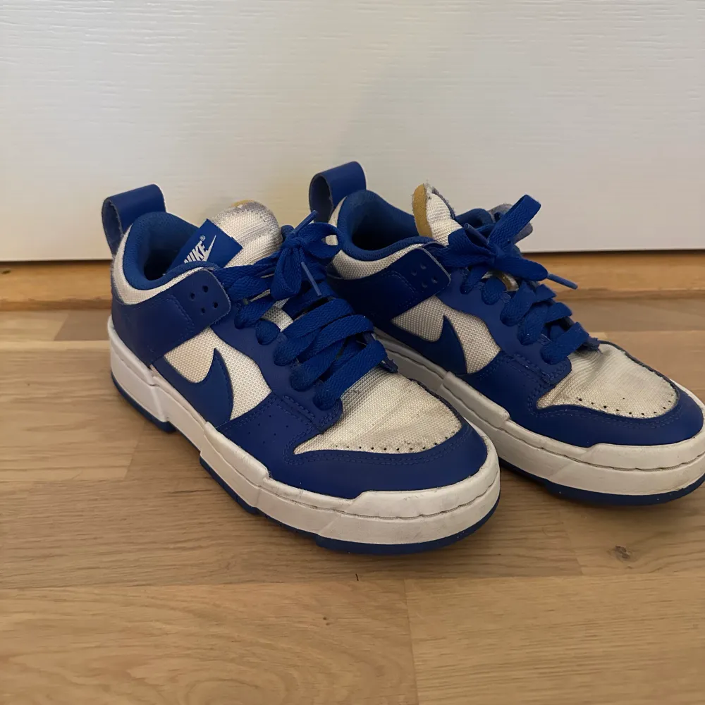 Säljer nu mina snygga dunk low disrupt i färgen game royal. Skorna är desvärre för små för mig och jag säljer därför vidare och hoppas någon annan kan få användning av dem🙏🏼🩷 Strl 38. Skorna är i fint skick men det finns tecken på användning🫶🏼. Skor.