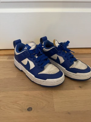 NIKE dunk low disrupt💙🫶🏼🥰 - Säljer nu mina snygga dunk low disrupt i färgen game royal. Skorna är desvärre för små för mig och jag säljer därför vidare och hoppas någon annan kan få användning av dem🙏🏼🩷 Strl 38. Skorna är i fint skick men det finns tecken på användning🫶🏼