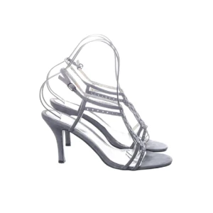 Skor - Supersnygga klackskor, bandet är lite avskrapat på insidan, därav det billiga priset. Nypris var 699kr❤️