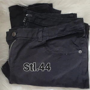 Svarta oanvända skinny jeans - Helt oanvända svarta skinny jeans. Helt oanvända eftersom det inte är min stil. Storlek: 44  (Katt finns i hemmet)