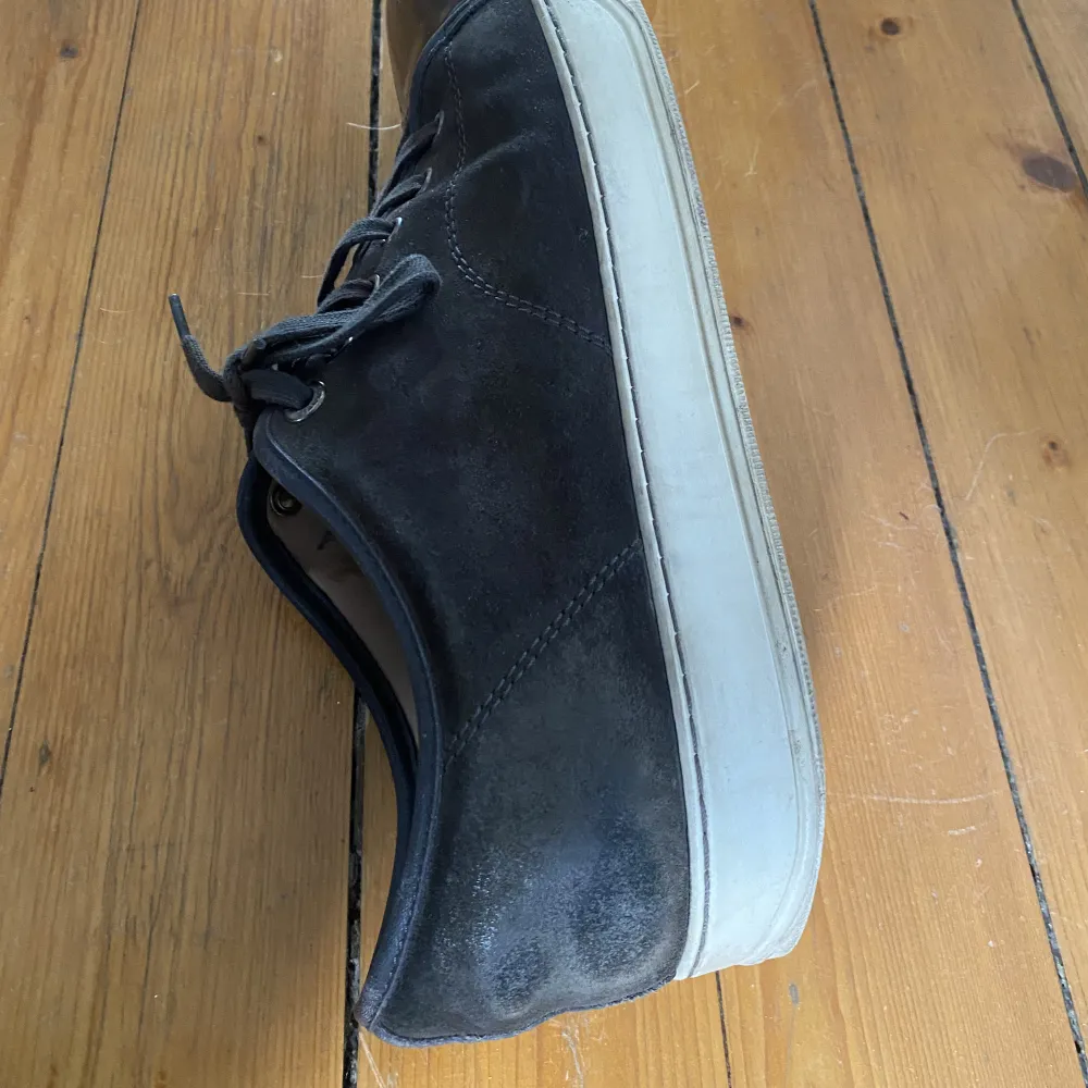 Mörkgrå lanvin skor i storlek 44/45. Skorna är bra skick men har en defekt som visas i bild två. . Skor.
