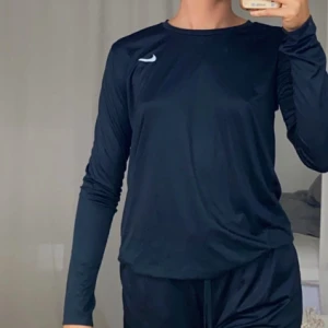 Nike löpartröja - Jätteskön tröja att ha när man springer eller tränar. Använd bara några få fånger, ca 2-3. Skickas såklart nytvättad. 