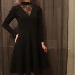 Goth klänning - Långärmad klänning med spets över byst och hög krage.  Längd strax under knäna på mig som är 164. Oanvänd