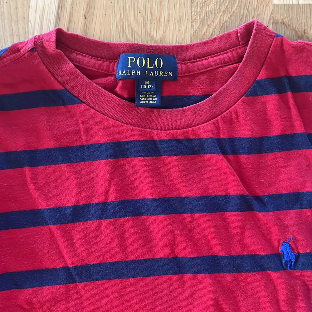 Två st Ralph Lauren lång armade t-shirts i färgerna mörkblå och röd. Storlek M (10-12). Tröjor & Koftor.