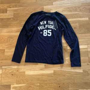 Tommy Hilfiger - Tommy Hilfiger långarmad t-shirt mörkblå i Storlek 164. Helt oanvänd!