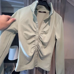 Grön oanvänd tröja  - Grön tropp me knappar i Storleken S Aldrig använd Ljusgrön💙