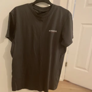 Mackenzie t-shirt - Mckenzie t-shirt i strl S i färgen mörkgrå. Knappt använd.
