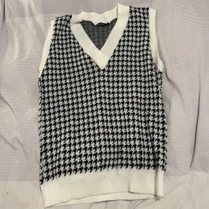 Pullover  - Pullover med pepitarutigt mönster. Bra kvalitet och väldigt skön