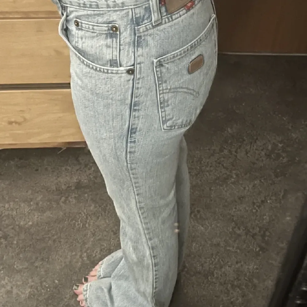 supernsnygga jeans som är stora nertill, lite lägre än midwaist! ❤️ innerbenslängd: 90 midjemått: 36. Jeans & Byxor.