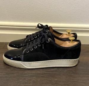 Lanvin cap toe sneakers - Säljer mina lanvins. Färgen mörkblå. Väldigt bra skick. Allt og medföljer. Uk 5=39. Men sitter runt 40-41.