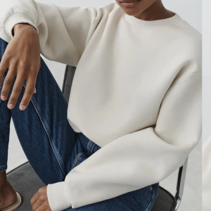 Zara beige tjocktröja - Beige tjocktröja köpt från Zara i strl. S (känns mer som XS). Den är lite mörkare i verkligheten än på första bilden. Nyskick då den aldrig använts. Överraskning vid köp🍬