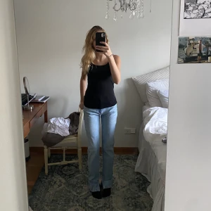 Zara jeans  - Ljusblåa mid waist jeans med slits från zara! !Pris kan diskuteras!