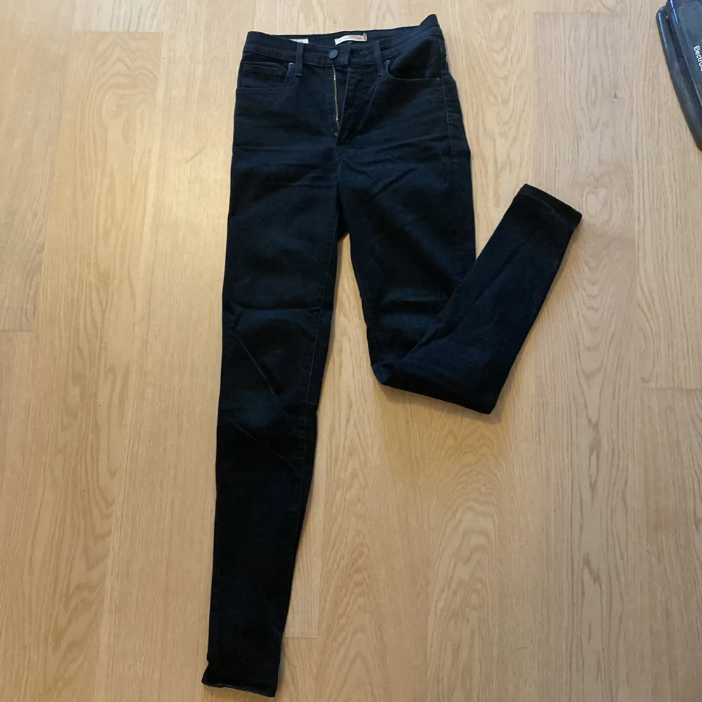 Svarta mile high skinny jeans från Levi’s. Perfekta om du är lång !!💓 Strl 27 i midjan och full lenght ✨. Jeans & Byxor.