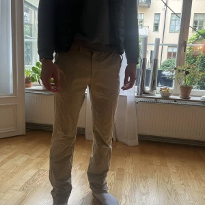 Beiga chinos - Säljer dessa beiga chinos från Dressman i storlek 32/34 regular fit då de inte har kommit till användning👍
