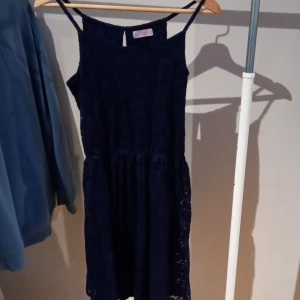 Mörkblå klänning - Mörkblå klänning som har massa små hål i sig. Klänningen har en öppen rygg och är stretchig o super fin o ha på sig🤍