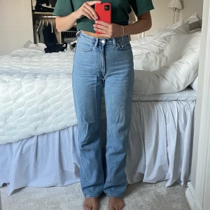Jeans  - Ett par blåa jeans från weekday, väldigt sköna och fina. Dem är raka i modellen och dem kallas rowe. 