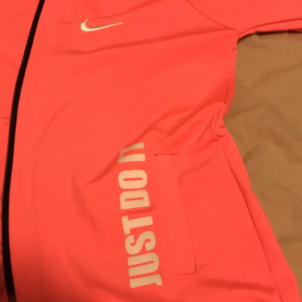 Säljer den här Nike koftan eftersom den inte kommer till nån användning. . Hoodies.