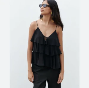 Svart topp från Zara - Säljer denna superfina svarta toppen från zara i storlek Xs (stor i storleken)!🥰Toppen är aldrig använd och har prislappen kvar. Säljer då toppen inte riktigt passar min stil, och hann tyvärr inte lämna tillbaka toppen. Hör av er om ni är intresserade🤗 