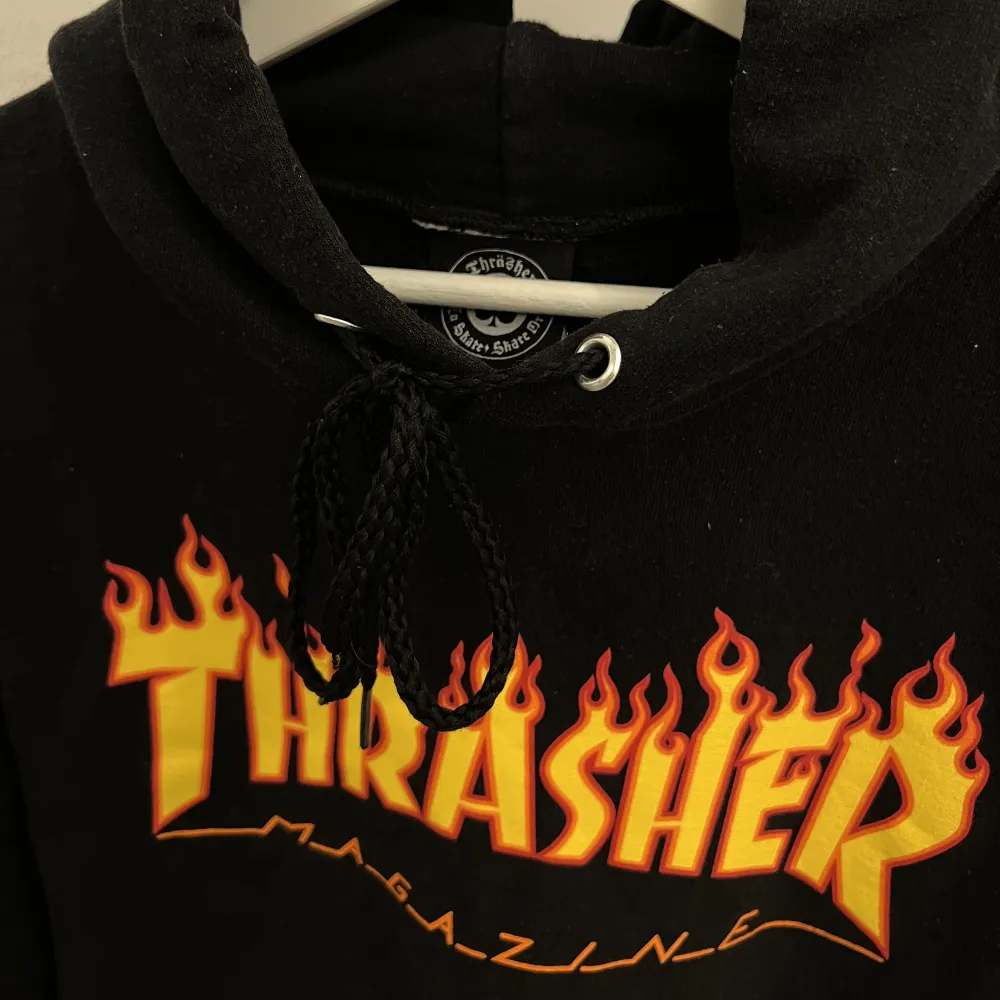 Knappt använd thrasher hoodie, köpt för några år sedan men inte använt sedan dess. Köpt på junkyard för 1249kr Storlek: Small. Hoodies.