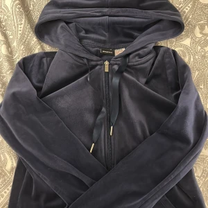 Tröja  - Säljer min tröja/ kofta i st xs från Gina då den inte kommer till användning längre. Den är superfin och inga skador. Frakt tillkommer!