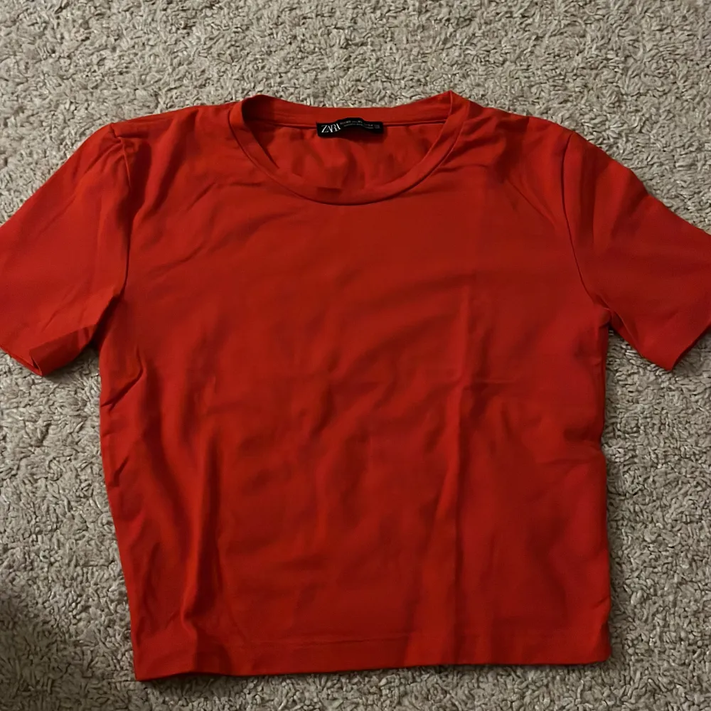 Fin röd T-shirt i stl xs i nyskick ☺️. T-shirts.