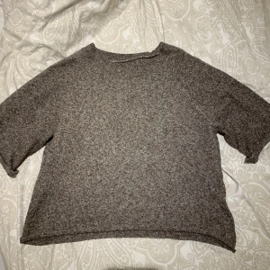 Stickad tröja - Säljer denna stickade tröjan från Vera Moda☺️