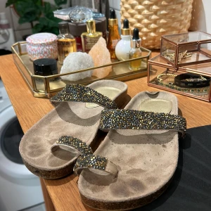 Sandaler - Använda -syns på bild. Väldigt snygga o eleganta strandskor som även passar i hemmet eller på stan
