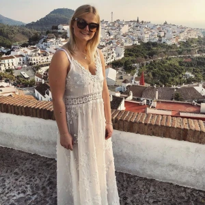 By Malina långklänning  - Säljer en perfekt långklänning från By Malina 🤍  Storlek small men passar både XS-M . Perfekt både i Sverige och på resa!  Nypris: 2999 kr