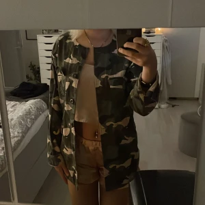 Militär jacka - Har varit en luva på men klippt blrt