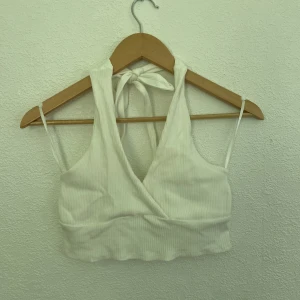 Halterneck topp - Topp med knytning i nacken. Omlottringning. 