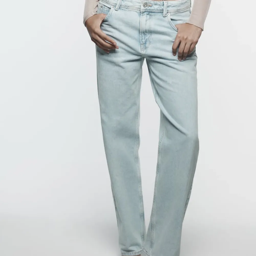 Jättefina raka jeans från zara med normalhög/låg midja. . Jeans & Byxor.