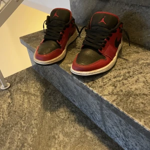 Jordan 1 low  - Säljer nu mina Jordan 1 low eftersom jag har växt ut dom. Dom är i ganska bra skick.  Jag har ingen box eftersom att dom köptes när jag var utomlands och kan då inte ta med box. Jag har letat efter kvitto men hittar det inte. Dom är köpta för 1300.
