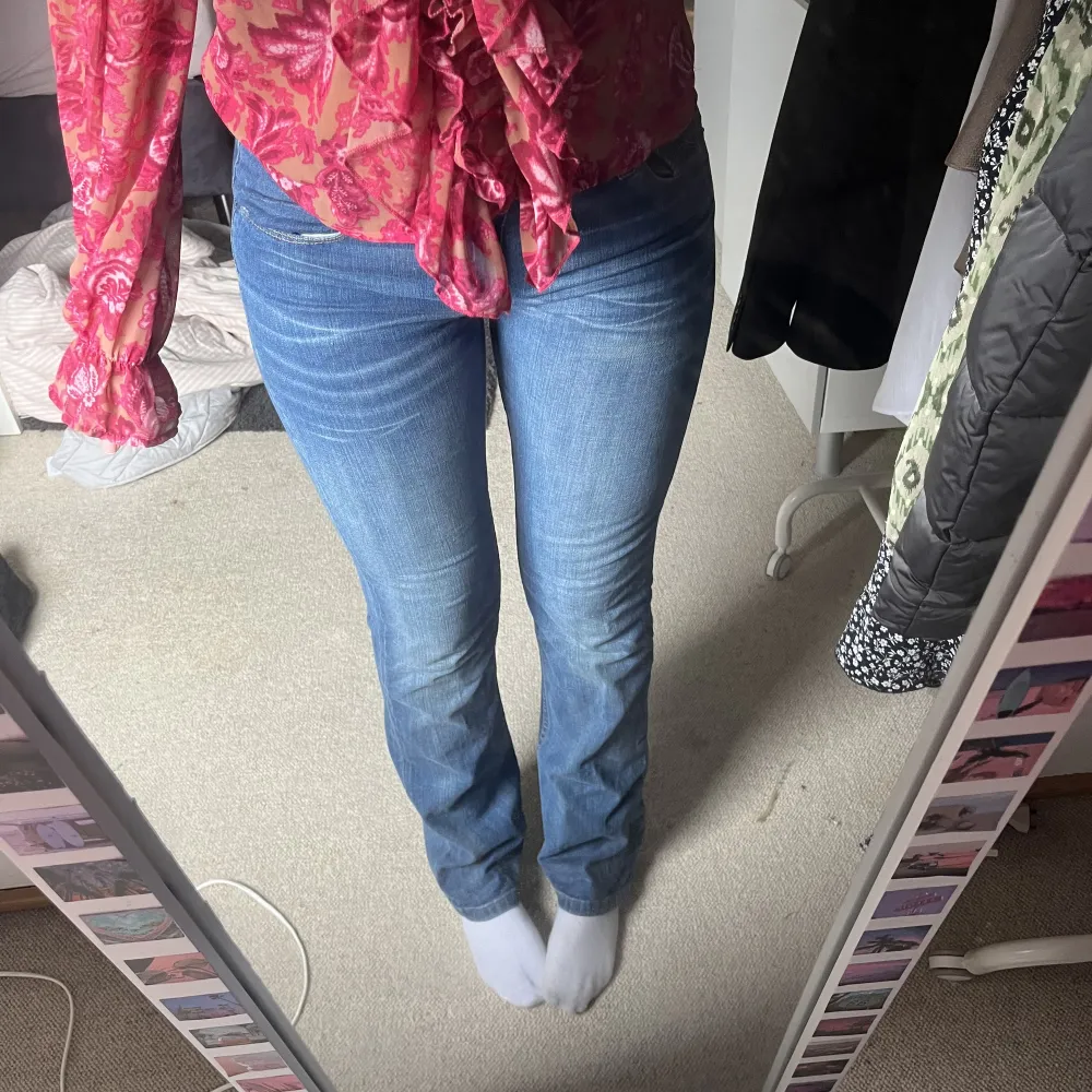 Säljer dessa skitsnygga Levis bootcut jeans i storlek 36/38. Jeans & Byxor.