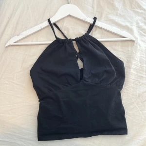 Linne Bikbok - Svart halterneck-linne från Bikbok med korsade band i ryggen💕