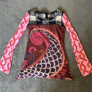 Vintage topp - Jättecool tröja från märket Custo Barcelona som jag köpte på Vinted men var tyvärr för liten för mig:( annars hur cool och fin tröja som helst!🧚‍♀️