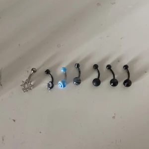 Nagelpercingar  - Jag använder nästan igen av dem och skulle det vara så att du vill ha fler bilder så kan jag skicka. Jag tvättar dem såklart innan jag skickar dem💕det är en piercing för 5kr💕