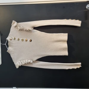 Blus - Säljer för är för liten. Köpt för 300 säljer för 150+frakt 