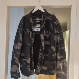 Svart militär mönstrad tyg jacka - Väldigt lite använd, så nästan som ny. Och otroligt skönt plagg. 
