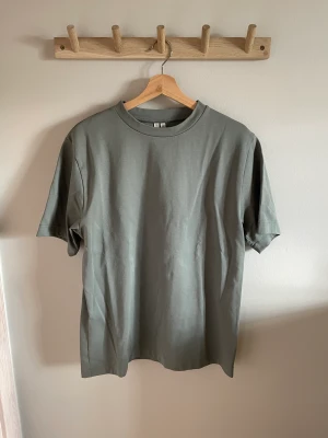 Arket oversized t-shirt - Säljer min arket t-shirt oversized fit då den inte kommer till användning. Använd 1-2 gånger, inköpt förra sommaren. Väldigt bra skick, inga defekter. Köparen står för frakten.