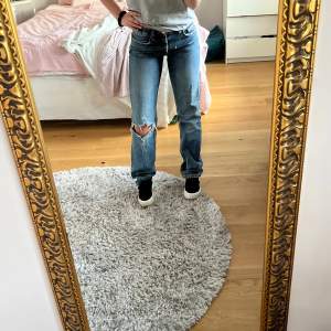 Snygga mid Rise jeans från zara. Mellan blå färg🌸