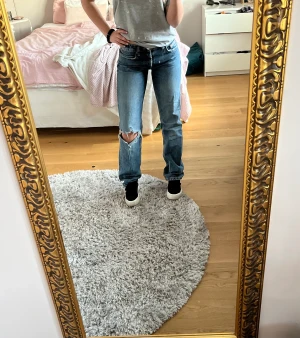 Jeans med hål - Snygga mid Rise jeans från zara. Mellan blå färg🌸
