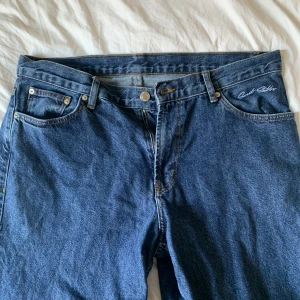 baggy sweet sktbs jeans - Jättesnygga jeans från sweet sktbs köpt på junkyard! Rätt så slitna där nere därav priset, nypris 850kr. Bara att skriva t mig om frågor osv! Kan skicka bild när dom e på så skriv gärna! [kan gå ned i pris vid snabbt köp!] 