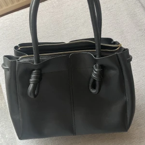 Väska - Handväska med detaljer. Snygg till allt!!