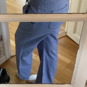 Låg-medel högmidjade linnebyxor  - Intressekoll! Jeansfärgade linnebyxor i blågrå färg ungefär. Aldrig använda! Tre fickor, en bak och två fram! Jag är 166!