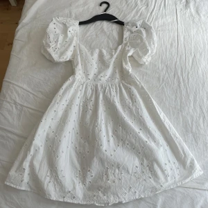 studentklänning  - här har ni den perfekta studentklänningen💗💗 öppen i ryggen och superfina blomdetaljer